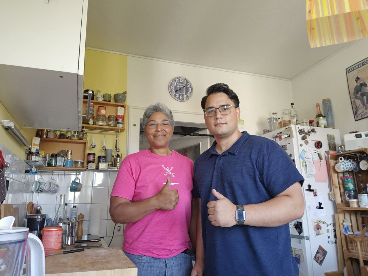 Furkan Necmettin Yilmaz und zufriedene Kundin mit Daumen hoch nach erfolgreichem Webdesign-Projekt